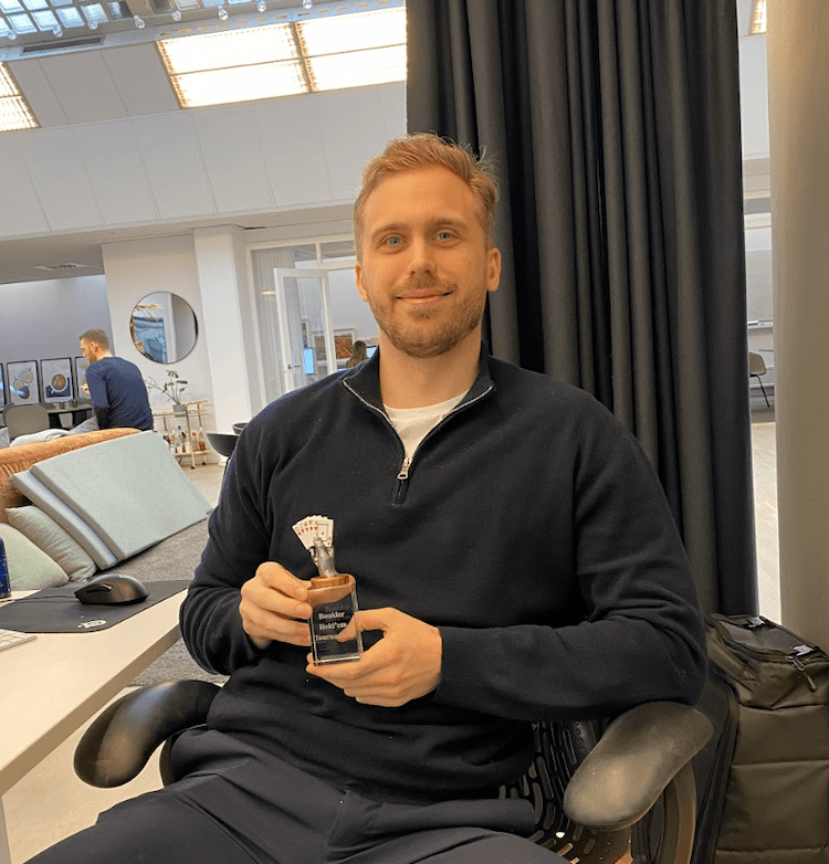 An image of a beautiful person 25